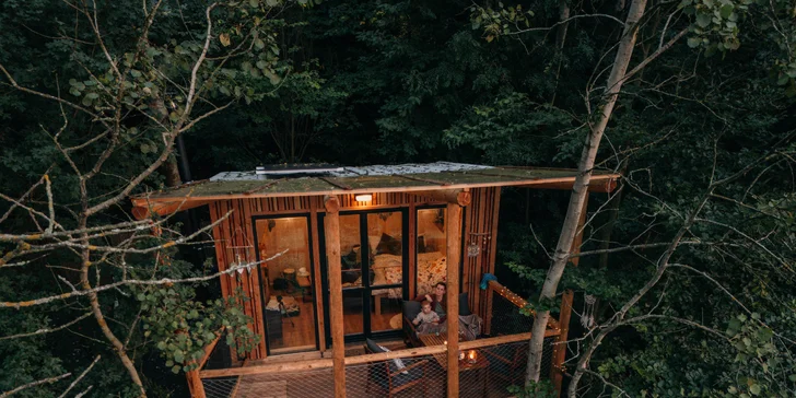 Vybavený treehouse na úpatí Krušných hor: terasa, houpací křesla i gril