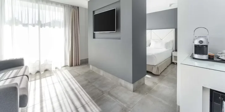 Na Kanáry letecky: 4* adults only hotel 150 metrů od pláže, strava, infinity bazén