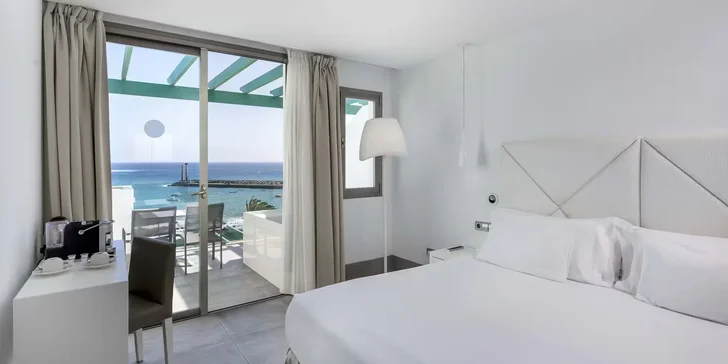 Na Kanáry letecky: 4* adults only hotel 150 metrů od pláže, strava, infinity bazén