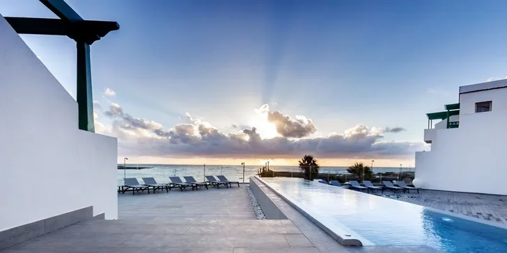 Na Kanáry letecky: 4* adults only hotel 150 metrů od pláže, strava, infinity bazén