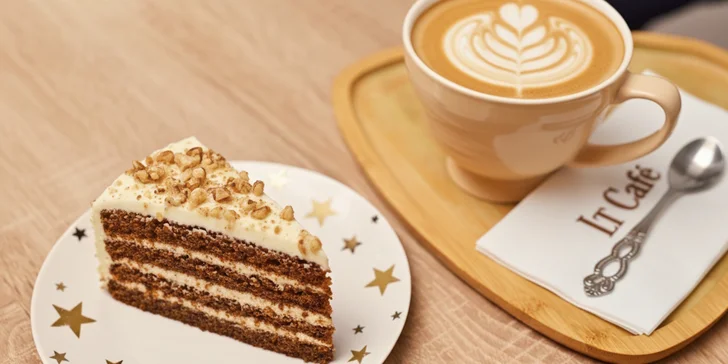 Nápoj a dort dle výběru v dejvické kavárně LT Cafe Prague: Red Velvet, medovník a další