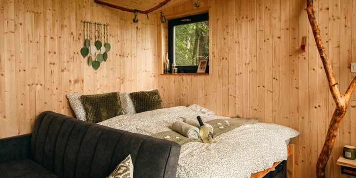 Vybavený treehouse na úpatí Krušných hor: terasa, houpací křesla i gril