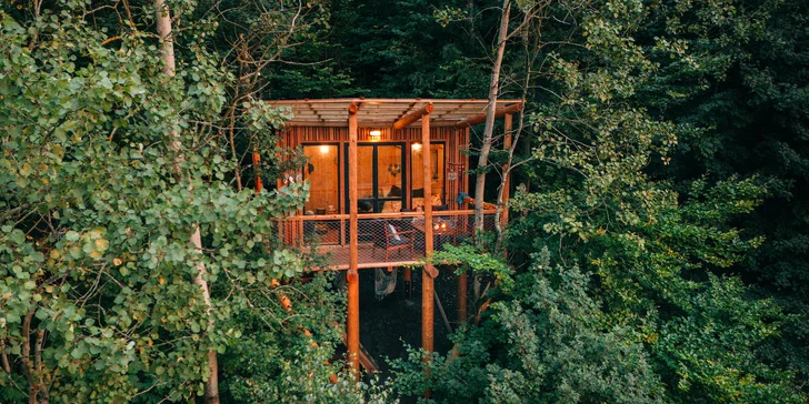 Vybavený treehouse na úpatí Krušných hor: terasa, houpací křesla i gril