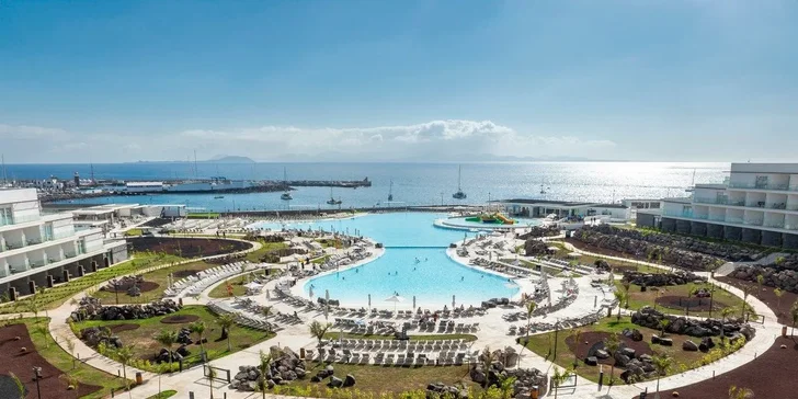 Dovolená na Lanzarote: 4* hotel s polopenzí nebo all inclusive, vč. letenek, cca 100 m od pláže