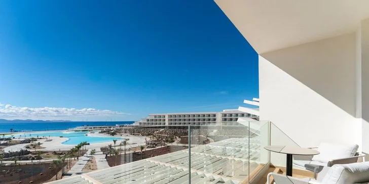 Dovolená na Lanzarote: 4* hotel s polopenzí nebo all inclusive, vč. letenek, cca 100 m od pláže