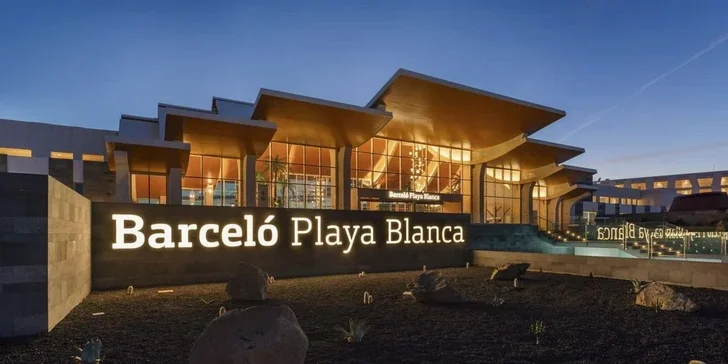 Dovolená na Lanzarote: 4* hotel s polopenzí nebo all inclusive, vč. letenek, cca 100 m od pláže