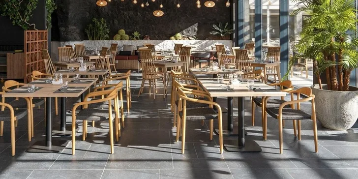 Dovolená na Lanzarote: 4* hotel s polopenzí nebo all inclusive, vč. letenek, cca 100 m od pláže