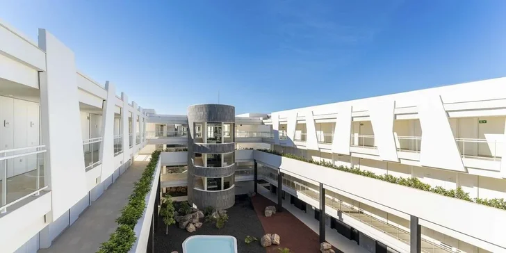 Dovolená na Lanzarote: 4* hotel s polopenzí nebo all inclusive, vč. letenek, cca 100 m od pláže