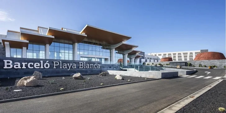 Dovolená na Lanzarote: 4* hotel s polopenzí nebo all inclusive, vč. letenek, cca 100 m od pláže