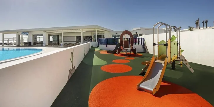 Dovolená na Lanzarote: 4* hotel s polopenzí nebo all inclusive, vč. letenek, cca 100 m od pláže
