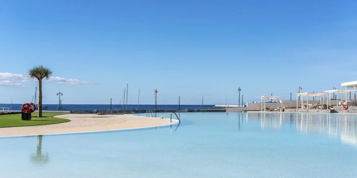 Dovolená na Lanzarote: 4* hotel s polopenzí nebo all inclusive, vč. letenek, cca 100 m od pláže