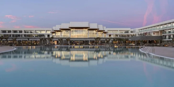 Dovolená na Lanzarote: 4* hotel s polopenzí nebo all inclusive, vč. letenek, cca 100 m od pláže
