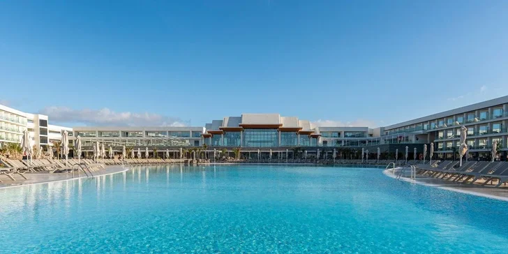 Dovolená na Lanzarote: 4* hotel s polopenzí nebo all inclusive, vč. letenek, cca 100 m od pláže