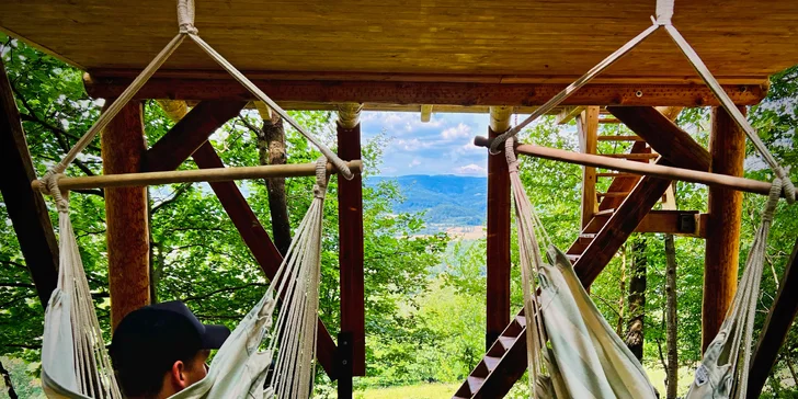 Vybavený treehouse na úpatí Krušných hor: terasa, houpací křesla i gril