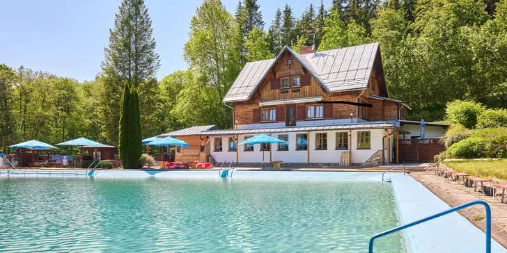 Krásný resort u lesní plovárny v Mladých Bukách na úpatí Krkonoš: koupání, turistika i lyžování na dosah