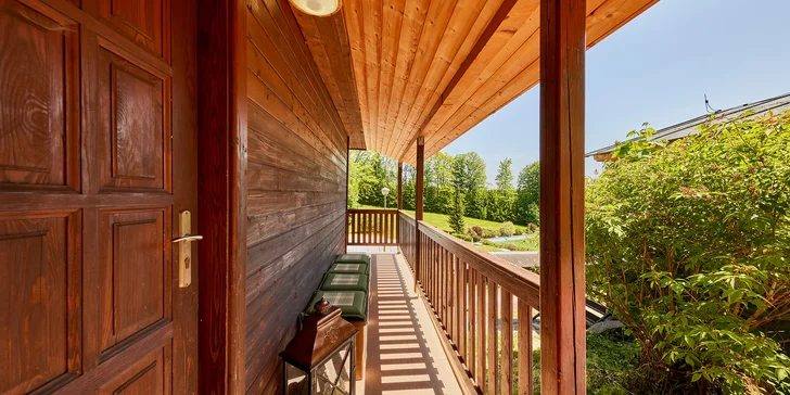 Krásný resort u lesní plovárny v Mladých Bukách na úpatí Krkonoš: koupání, turistika i lyžování na dosah