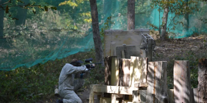 Dobijte adrenalin: 3 hodiny paintballu s výbavou, kuličkama i pizzou