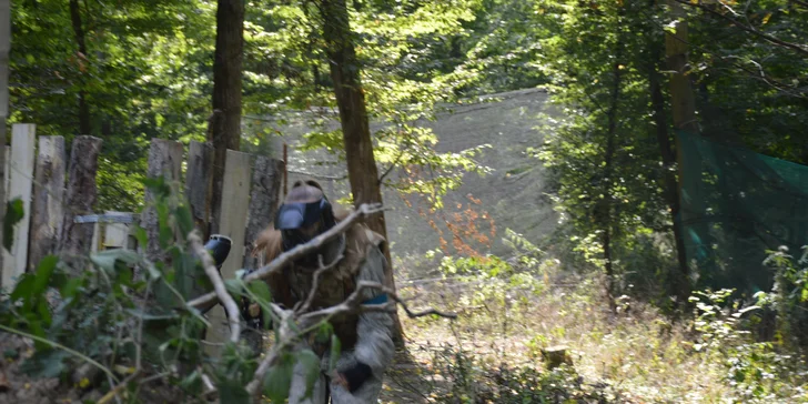 Dobijte adrenalin: 3 hodiny paintballu s výbavou, kuličkama i pizzou