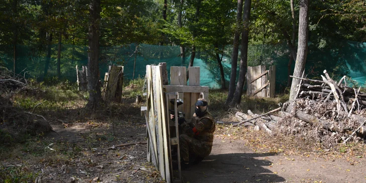 Dobijte adrenalin: 3 hodiny paintballu s výbavou, kuličkama i pizzou