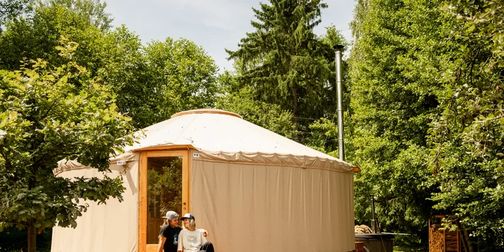 Relax a klid mezi pastvinami: pobyt v moderní jurtě s privátní saunou a vířivkou