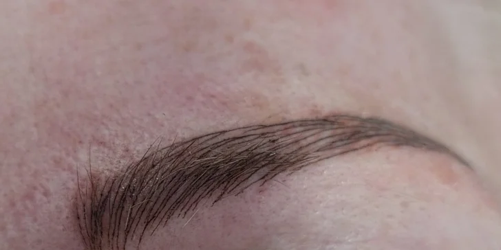 Když vám příroda nenadělila husté obočí: permanentní make-up vláskováním