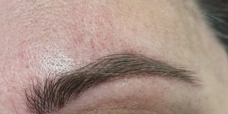 Když vám příroda nenadělila husté obočí: permanentní make-up vláskováním