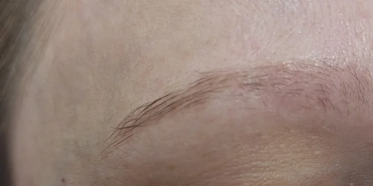 Když vám příroda nenadělila husté obočí: permanentní make-up vláskováním