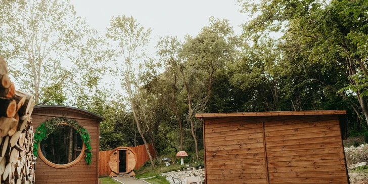 Kouzelná maringotka u CHKO Blaník inspirovaná Alenkou v říši divů: čajovna i privátní wellness