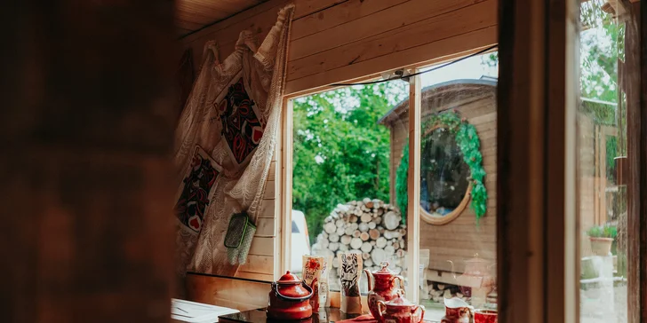 Kouzelná maringotka u CHKO Blaník inspirovaná Alenkou v říši divů: čajovna i privátní wellness
