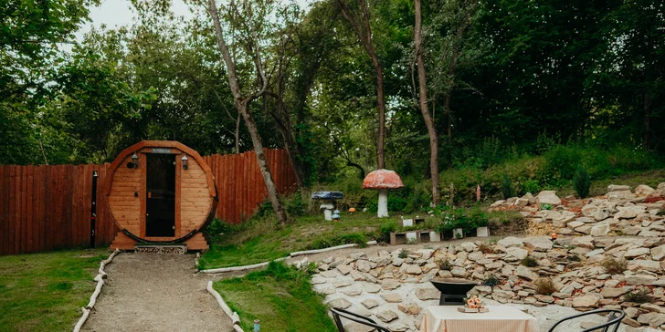 Kouzelná maringotka u CHKO Blaník inspirovaná Alenkou v říši divů: čajovna i privátní wellness