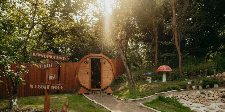 Kouzelná maringotka u CHKO Blaník inspirovaná Alenkou v říši divů: čajovna i privátní wellness