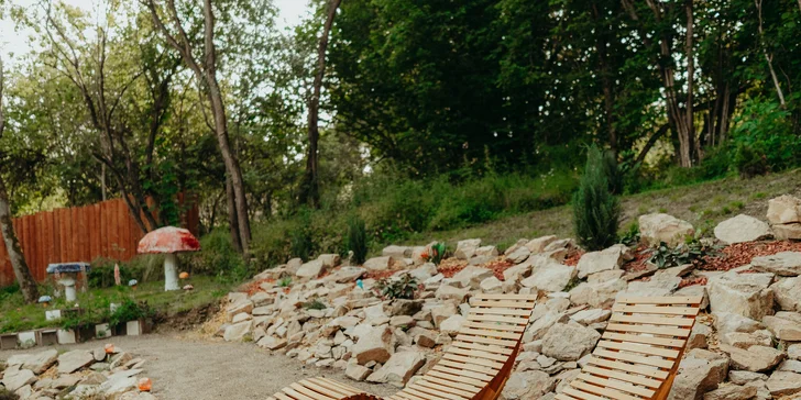 Kouzelná maringotka u CHKO Blaník inspirovaná Alenkou v říši divů: čajovna i privátní wellness