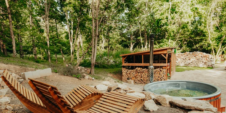 Kouzelná maringotka u CHKO Blaník inspirovaná Alenkou v říši divů: čajovna i privátní wellness