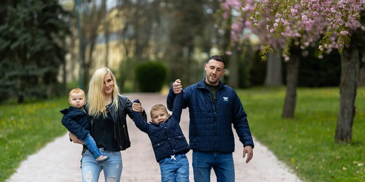 Exteriérové nebo ateliérové focení: portrétní, párové, rodinné i s mazlíčkem, 5–12 fotografií