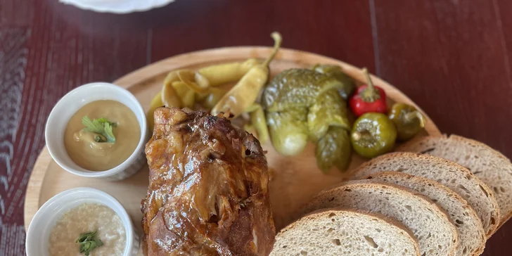 Křídla, žebra nebo koleno i privátní vstup do wellness s lahví sektu pro 2 osoby