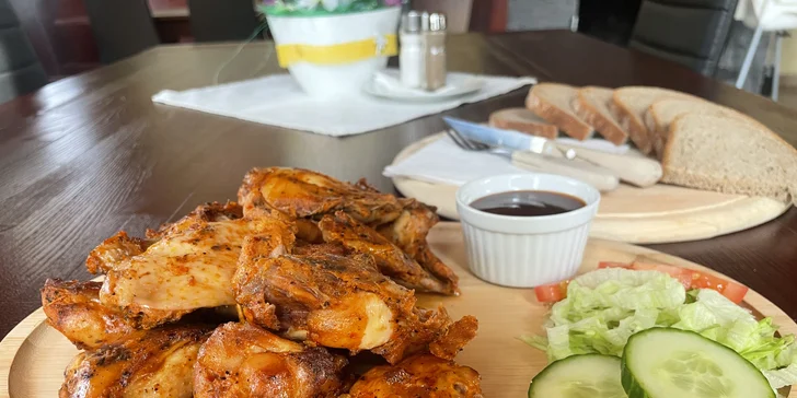 Křídla, žebra nebo koleno i privátní vstup do wellness s lahví sektu pro 2 osoby