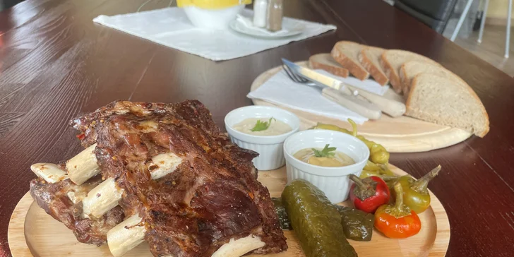 Křídla, žebra nebo koleno i privátní vstup do wellness s lahví sektu pro 2 osoby