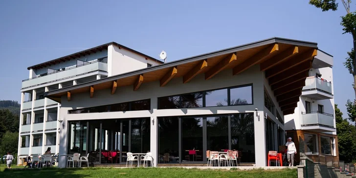 Moderní hotel přímo na břehu Oravské přehrady s polopenzí i slevou na plavbu lodí