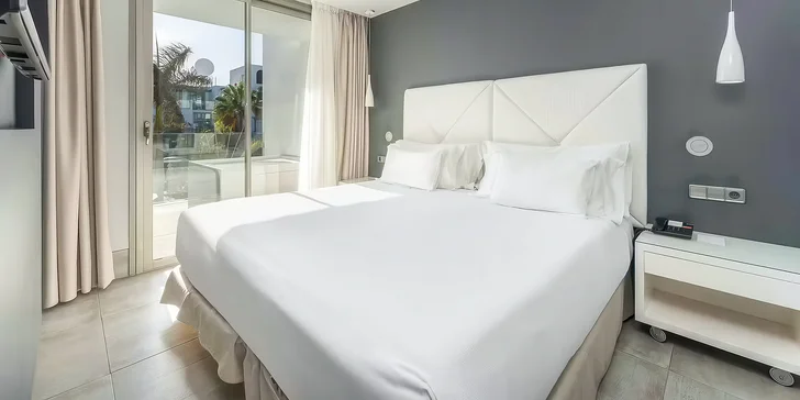 Na Kanáry letecky: 4* adults only hotel 150 metrů od pláže, strava, infinity bazén