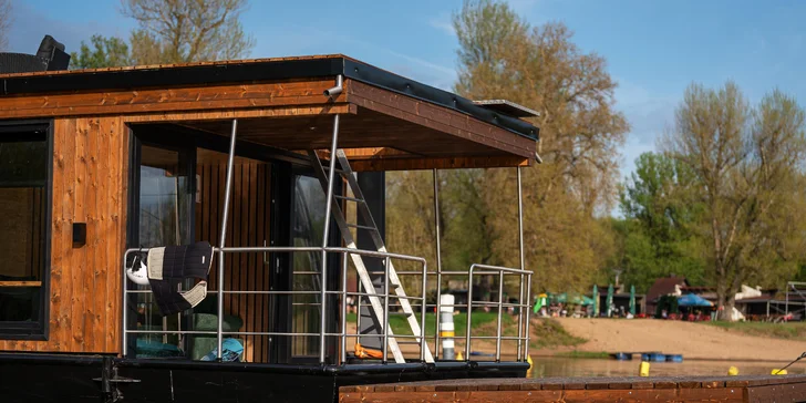 Houseboat na Proboštském jezeře: dvě terasy, kompletní vybavení i možnost sauny