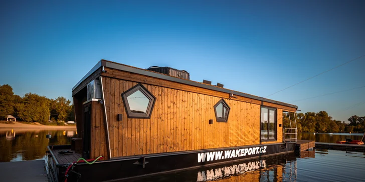 Houseboat na Proboštském jezeře: dvě terasy, kompletní vybavení i možnost sauny