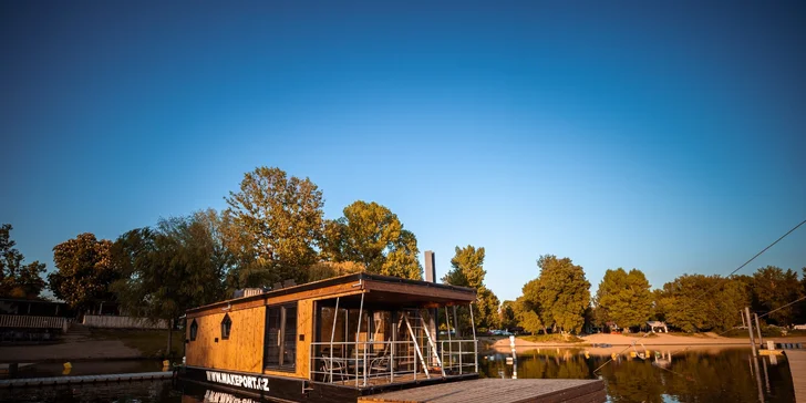 Houseboat na Proboštském jezeře: dvě terasy, kompletní vybavení i možnost sauny