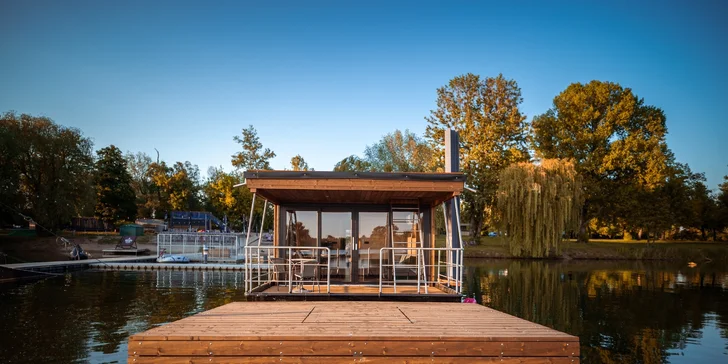 Houseboat na Proboštském jezeře: dvě terasy, kompletní vybavení i možnost sauny