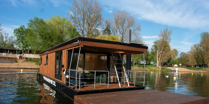 Houseboat na Proboštském jezeře: dvě terasy, kompletní vybavení i možnost sauny