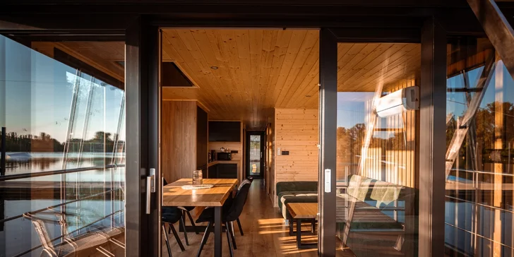 Houseboat na Proboštském jezeře: dvě terasy, kompletní vybavení i možnost sauny