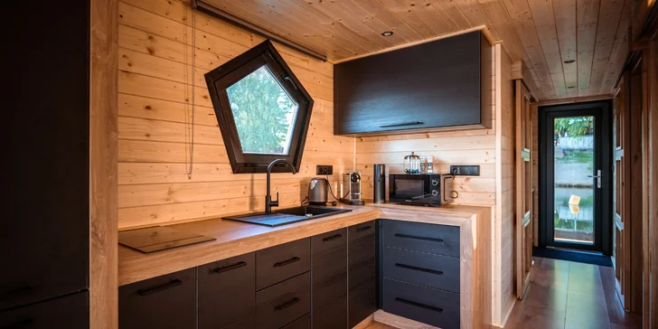 Houseboat na Proboštském jezeře: dvě terasy, kompletní vybavení i možnost sauny