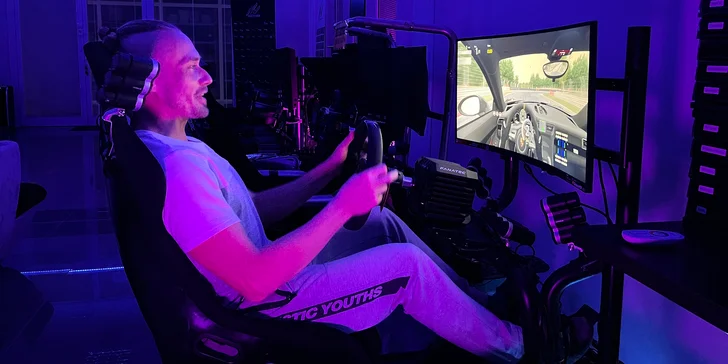 Závodní simulátory a VR realita: vstupy pro 1 i 2 osoby, rodinný vstup i VIP pronájem