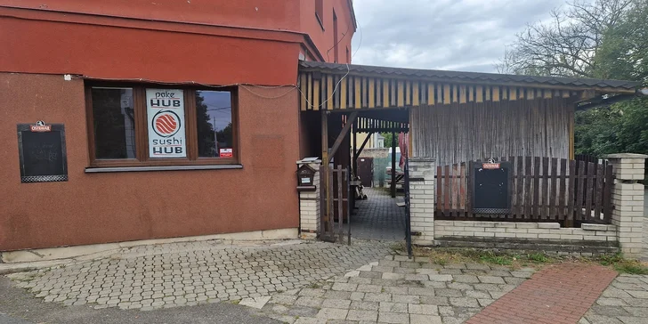 Havajský poke bowl s kuřetem, lososem či tofu a jarní závitek na odnos s sebou