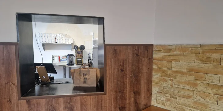 Havajský poke bowl s kuřetem, lososem či tofu a jarní závitek na odnos s sebou