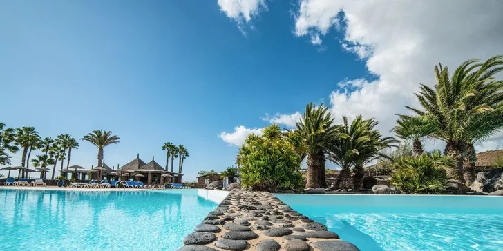 Dovolená na Lanzarote: 4* hotel s polopenzí nebo all inclusive, bazény i let
